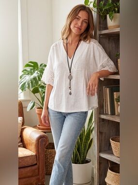 NWT Umgee White Lace Sleeve Blouse Size Med With Necklace BONUS!!